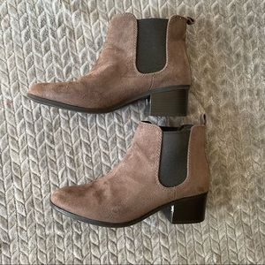 🌷3/$10🌷a new day Chelsea boots • size 8